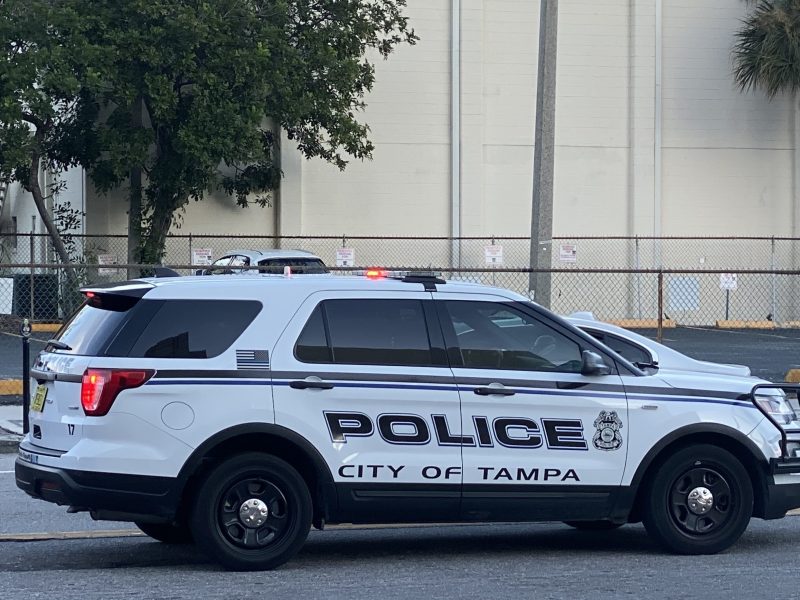 Policía arrastra a mujer