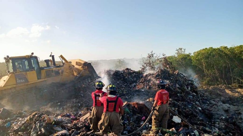 Controlan incendio en el basurero de la isla de Holbox