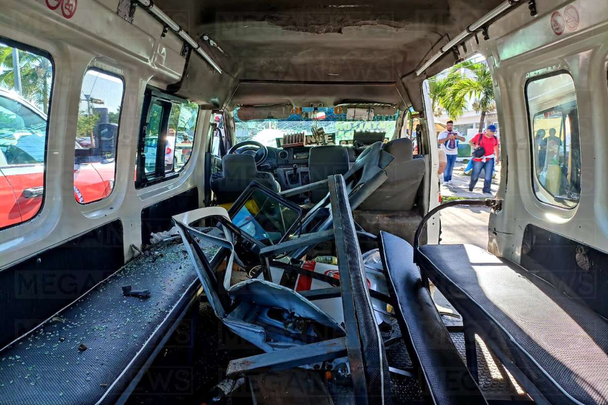Choque de combi en Cancún deja 16 personas lesionadas