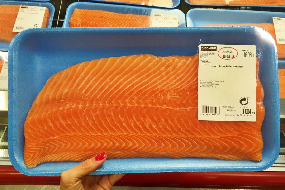 VIDEO Captan gusanos en paquetes de salmón de Costco