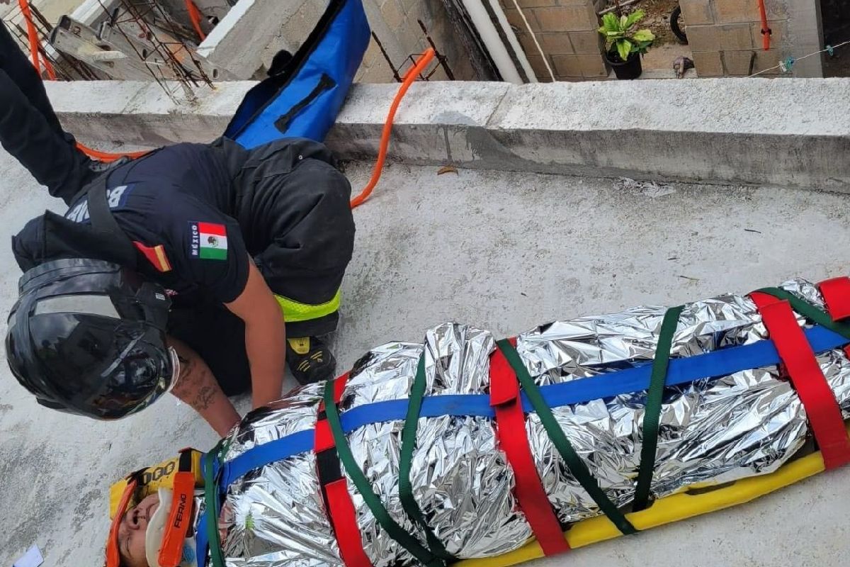 Mujer cae de un segundo piso en Puerto Maya de Playa del Carmen