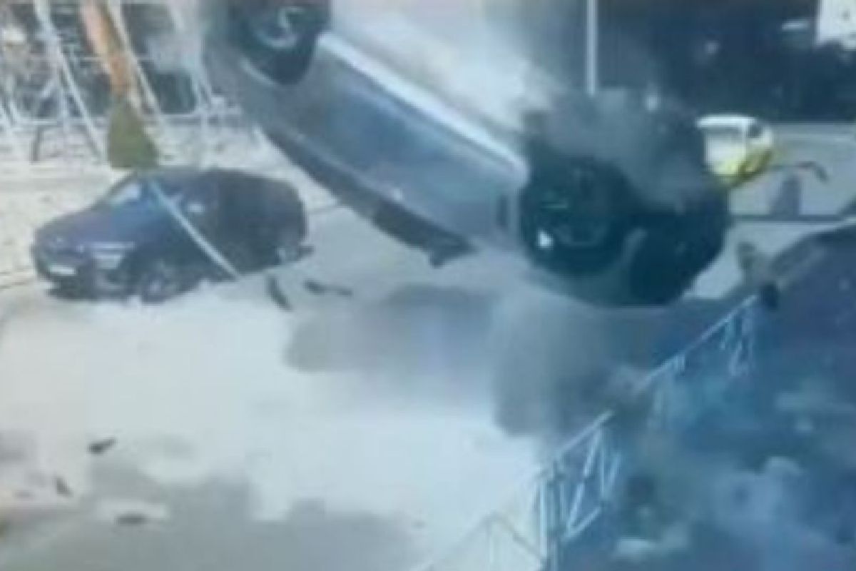 VIDEO: Cae camioneta de tercer piso de estacionamiento y deja tres muertos