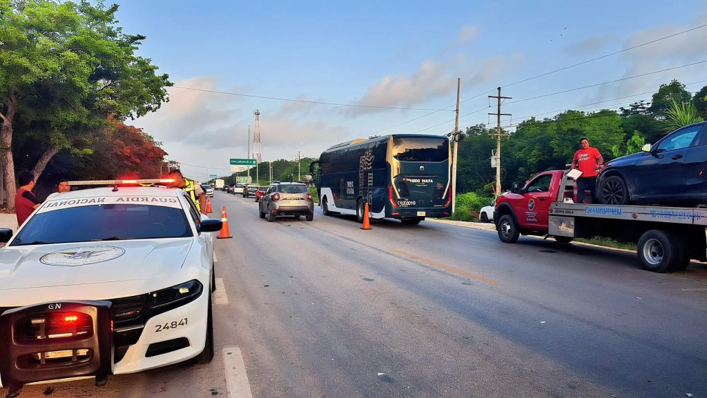 Conductor de autobús del Tren Maya se da a la fuga tras chocar en Tulum