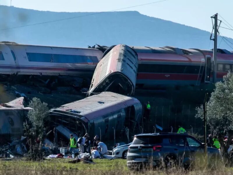 Choque de trenes en España deja al menos 68 muertos y decenas de heridos